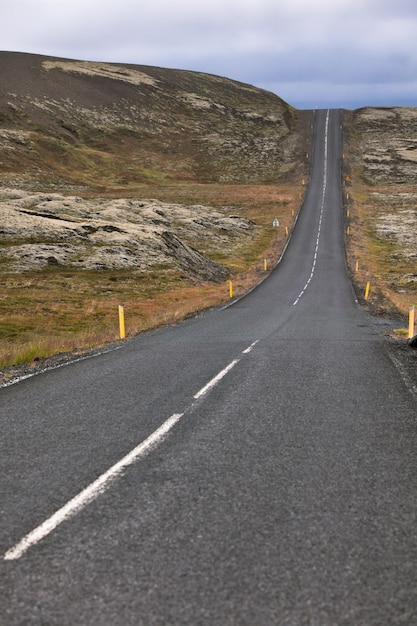 Carretera a través del paisaje de Islandia en un día nublado