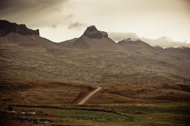 Carretera a través del paisaje de las montañas de Islandia