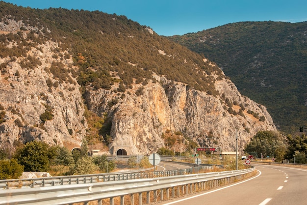 Carretera del túnel en el espacio de copia de las montañas de grecia