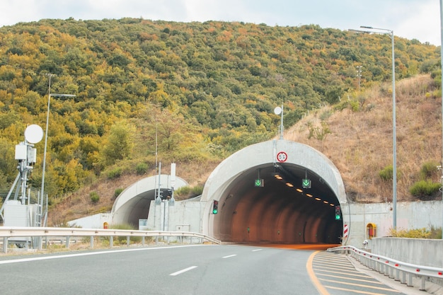 Carretera del túnel en el espacio de copia de las montañas de grecia