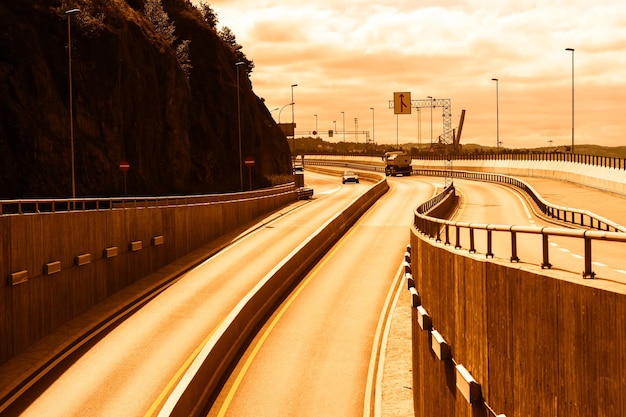 Foto carretera del túnel de transporte en el fondo de la puesta del sol de oslo hd