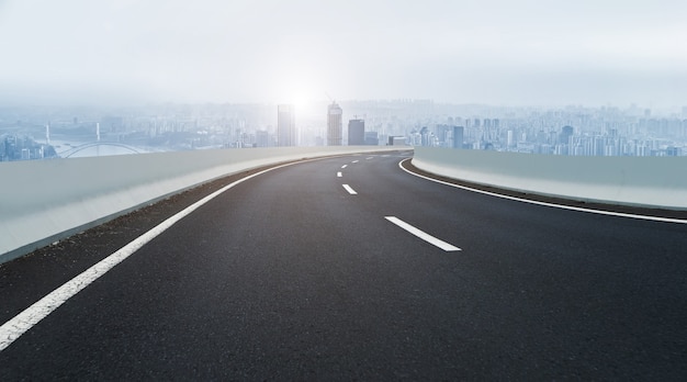 Carretera urbana y horizonte de paisaje de construcción de Chongqing