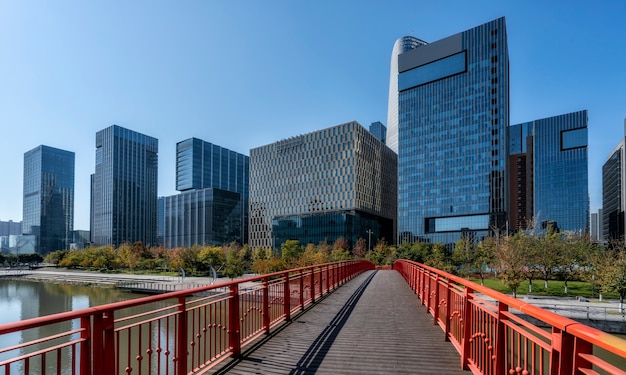 Carretera urbana y moderno edificio de oficinas del distrito financiero de ningbo