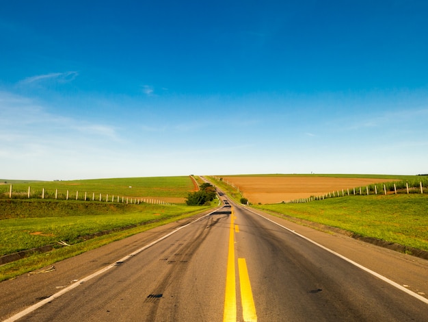 Carretera vacía en el campo de Sao Paulo - Brasil