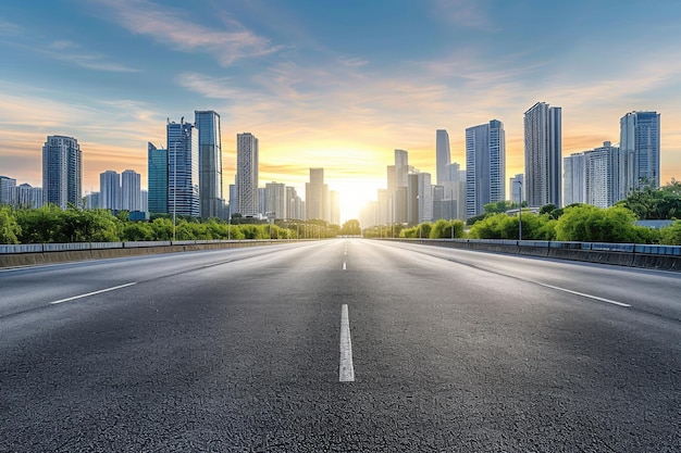 Carretera vacía y horizonte moderno al amanecer.