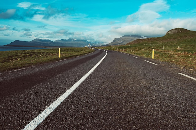 Carretera vacía de Islandia