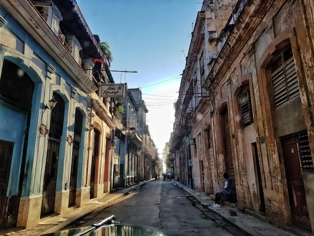 Carretera vacía en medio de edificios en la ciudad