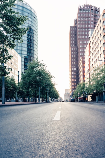 Foto carretera vacía en medio de edificios en la ciudad