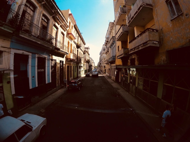 Foto carretera vacía en medio de edificios en la ciudad