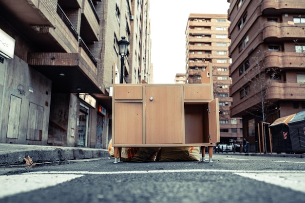 Carretera vacía en medio de edificios en la ciudad