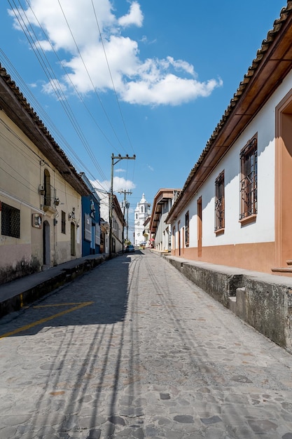 Foto carretera vacía en medio de edificios contra el cielo