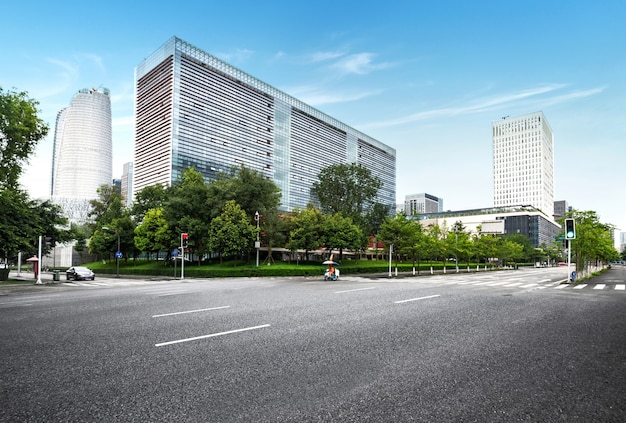 Carretera vacía con el paisaje urbano de chengdu, China