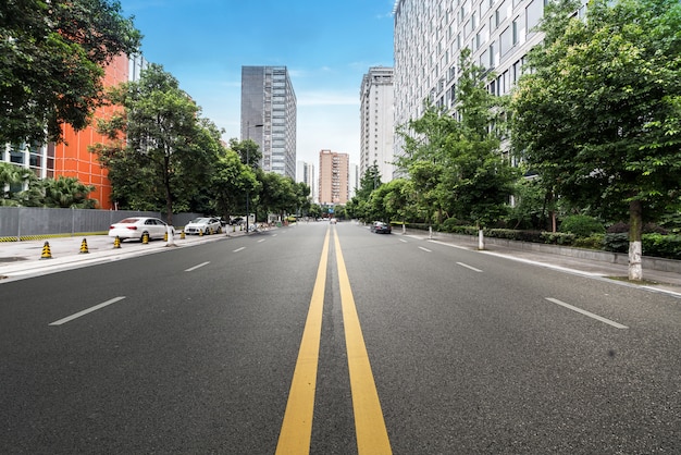 Carretera vacía con el paisaje urbano de chengdu, China