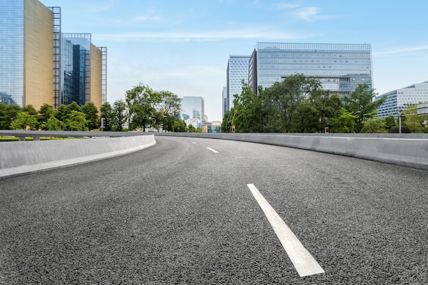 Carretera vacía con el paisaje urbano de chengdu, China