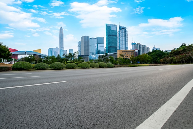 Carretera vacía con paisaje urbano de China