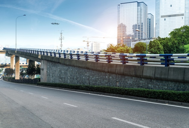 carretera vacía con el paisaje urbano y el horizonte de Chongqing, China.