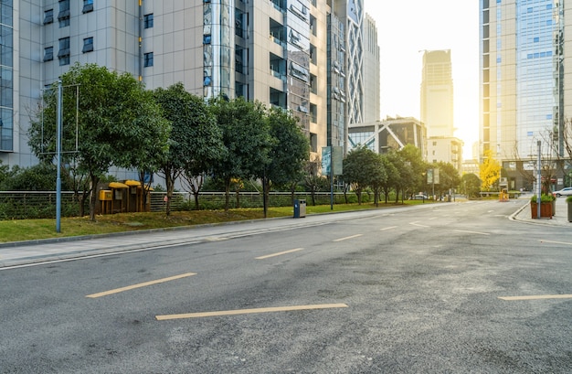 carretera vacía con el paisaje urbano y el horizonte de Chongqing, China.