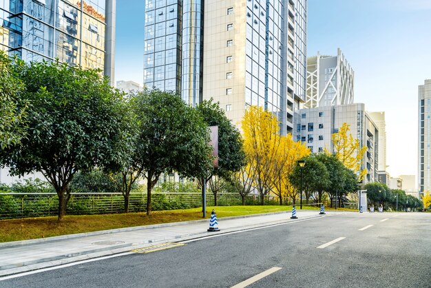 carretera vacía con el paisaje urbano y el horizonte de Chongqing, China.