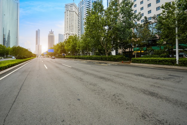 Carretera vacía con paisaje urbano y horizonte de qingdao, China.