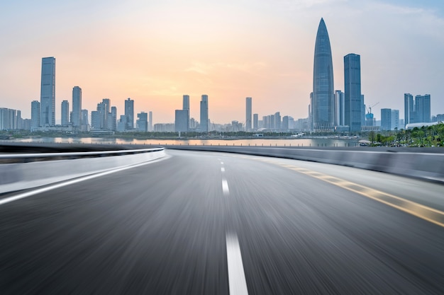 Carretera vacía con paisaje urbano y el horizonte de shenzhen, China.