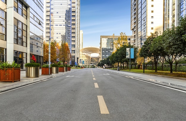 Foto carretera vacía con paisaje urbano y horizonte