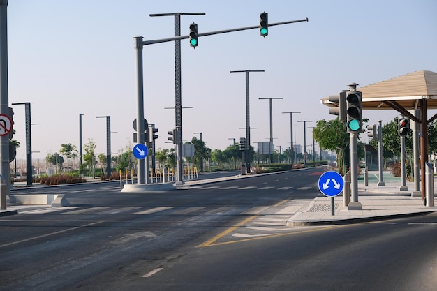 Carretera vacía con señales de tráfico y semáforo verde