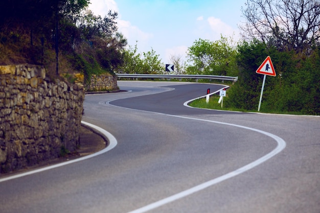 Carretera vacía en la Toscana, Italia