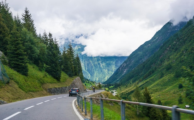 Carretera en el valle de Lauterbrunnen con montañas de los Alpes berneses en el distrito de Interlaken Oberhasli, cantón de Berna, Suiza.