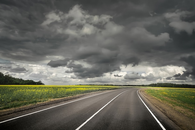 Carretera de verano antes de la tormenta. Cielo dramático.