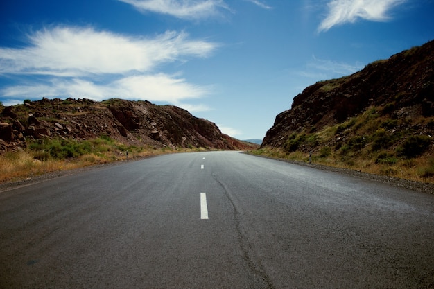 Carretera de verano y espacio libre.