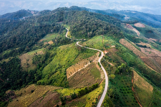 Carretera de vista aérea del paisaje sobre la cima de las montañas en chiang rai Tailandia