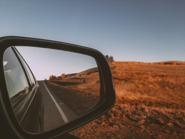 Foto carretera vista a través del espejo lateral de un automóvil