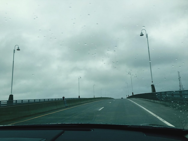 Foto la carretera vista a través del parabrisas del coche