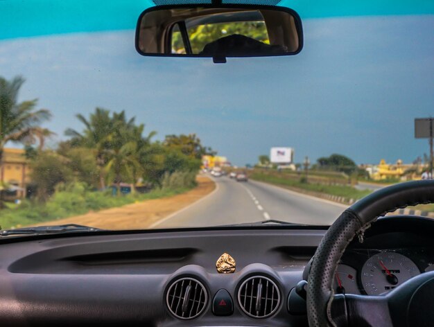 Foto la carretera vista a través del parabrisas del coche