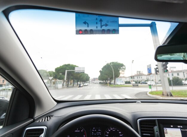 La carretera vista a través del parabrisas del coche