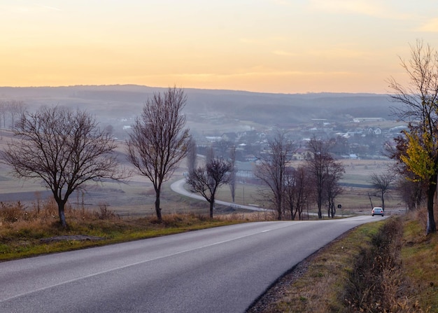 Una carretera con vistas a un pueblo a lo lejos.