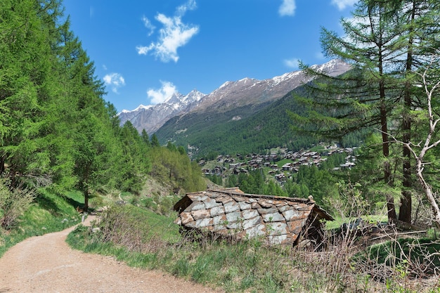 Carretera con vistas a Suiza Zermatt