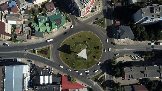 Carreteras de la ciudad desde arriba - intersección rotonda urbana moderna