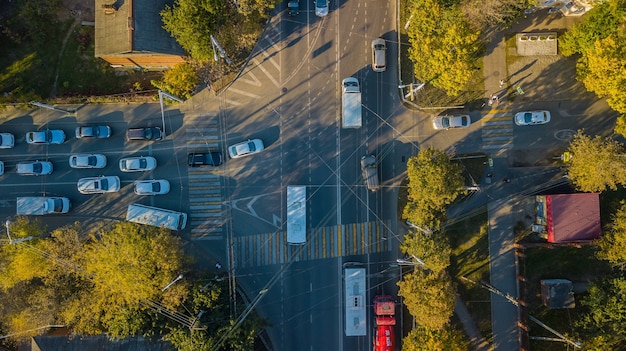 Carreteras de la ciudad desde arriba: intersección de tráfico urbano moderno en agosto