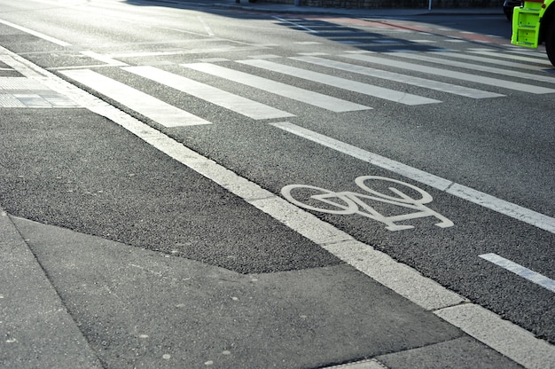 Carreteras de coches y bicicletas en la ciudad.