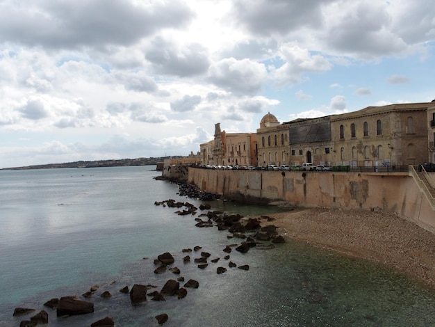 Carreteras y edificios en la costa de la isla de Ortigia Siracusa Sicilia