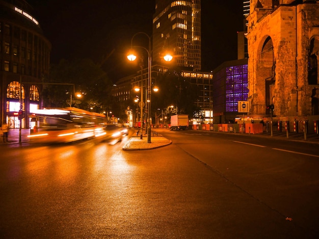 Foto carreteras y edificios iluminados de la ciudad por la noche