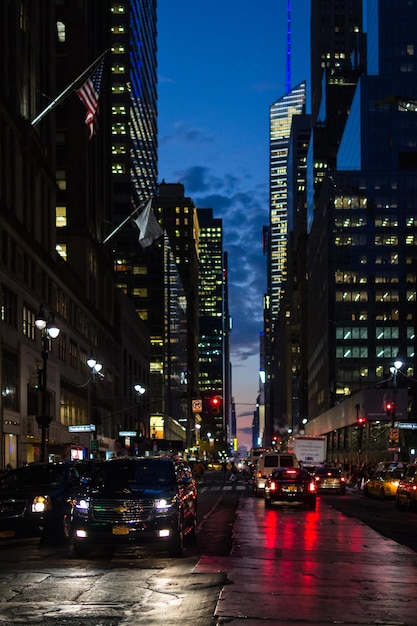 Foto carreteras y edificios iluminados de la ciudad por la noche