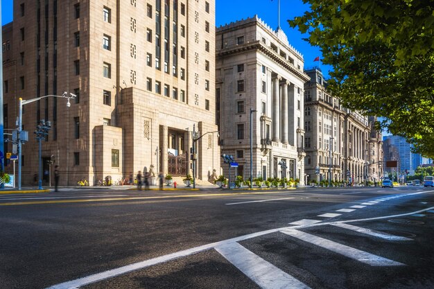 Foto carreteras y edificios urbanos vacíos