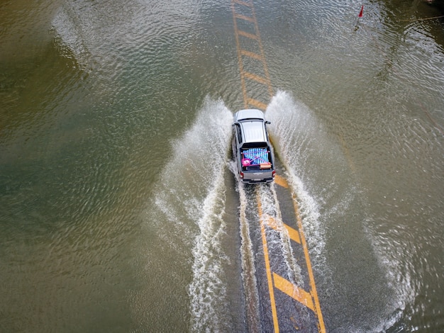 Carreteras inundadas, gente con coches corriendo. Las fotografías aéreas con drones muestran las calles inundadas y los coches de la gente que pasan salpicando agua.