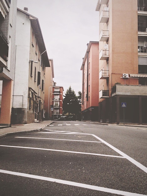 Carreteras a lo largo de edificios en la ciudad