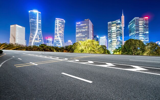 Carreteras y paisaje arquitectónico de las ciudades chinas modernas