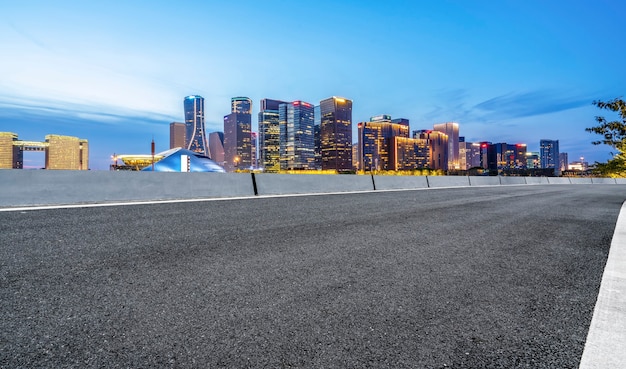 Carreteras y paisaje arquitectónico de las ciudades chinas modernas