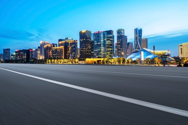 Carreteras y paisaje arquitectónico de las ciudades chinas modernas