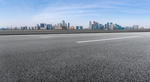 Carreteras y paisaje arquitectónico de las ciudades chinas modernas